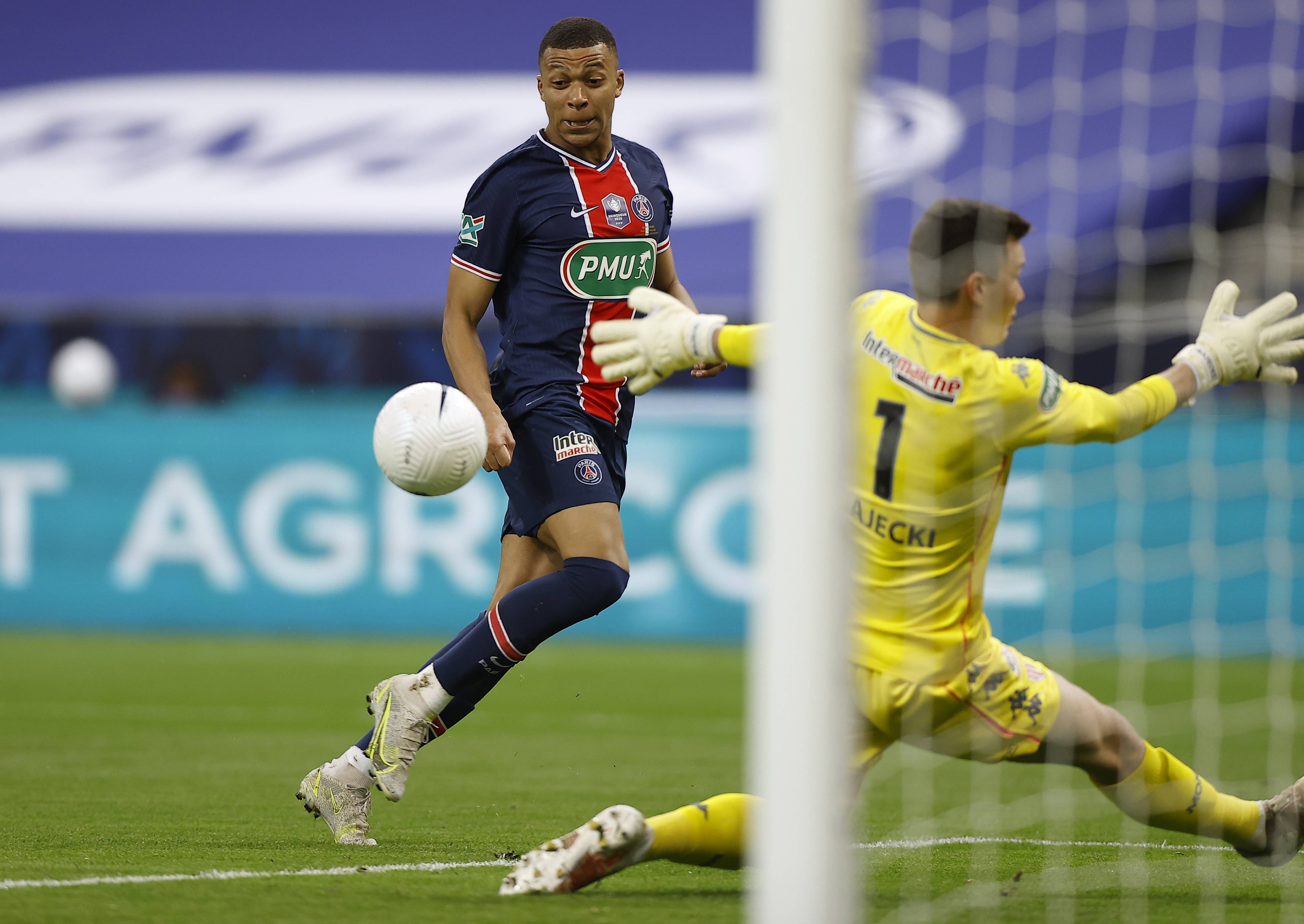 包含斯图加特训练开放日，集结日造点机会引欢呼，法国杯在即，赛季目标并未改变的词条