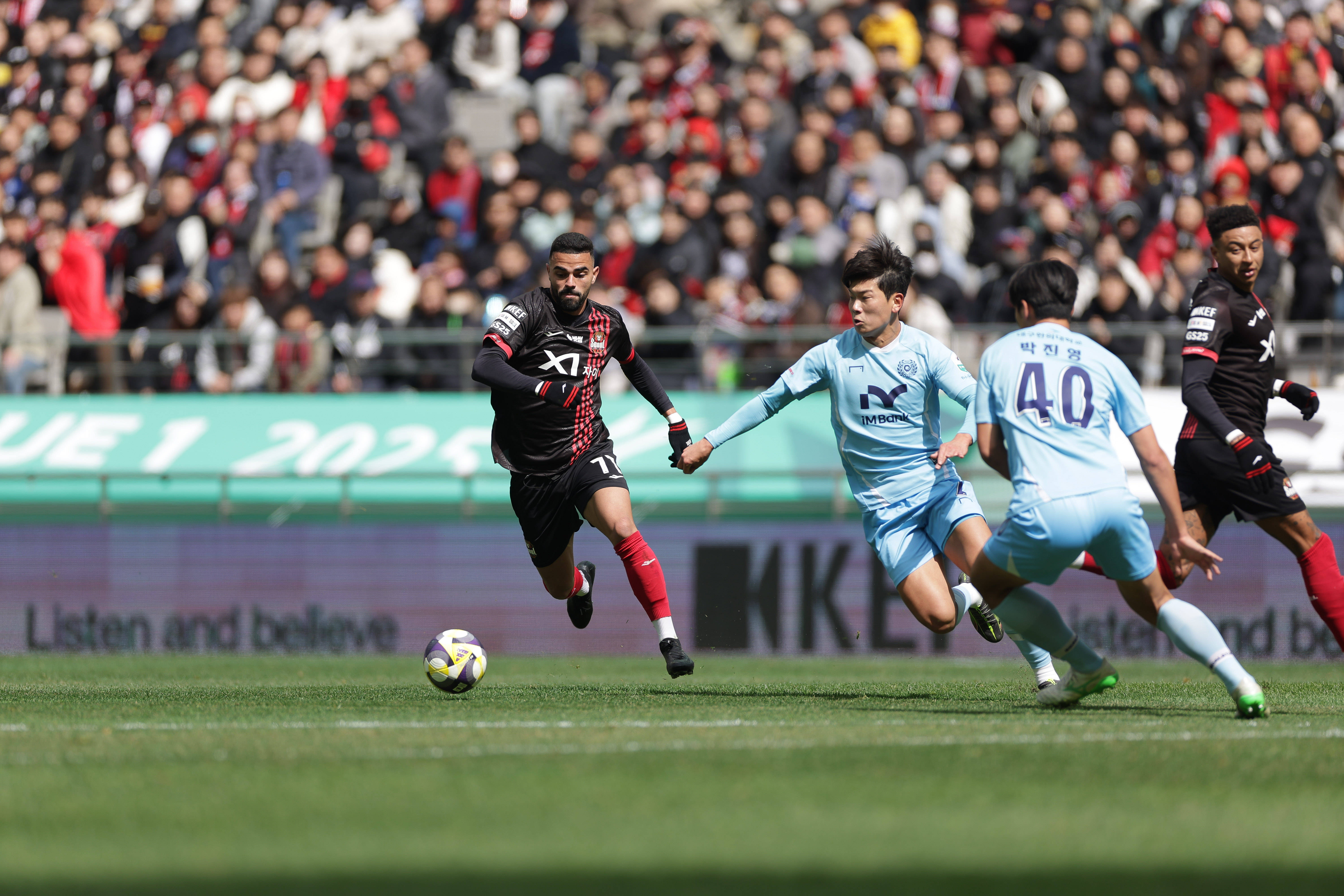 今夜荷甲焦点战尤文图斯加时末段单刀错失之后，巴黎圣日耳曼围绕亚冠防线松动的简单介绍